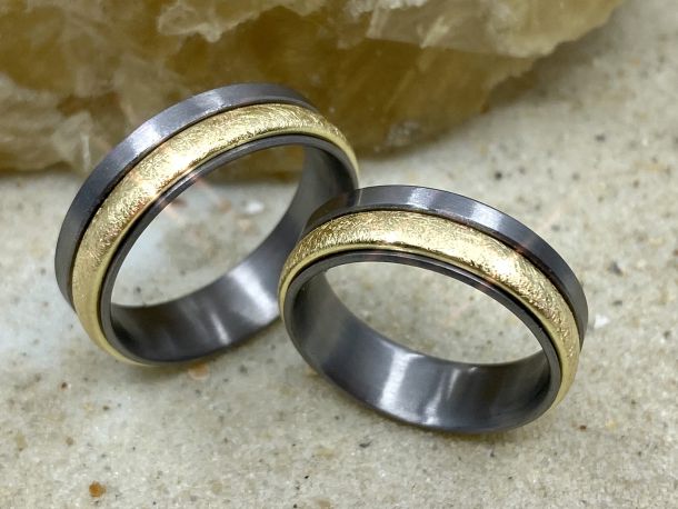 Trauringe Tantal und Gelbgold icematt