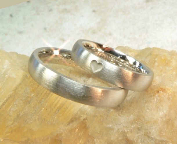 Ringpaar seidenmatt mit Herz