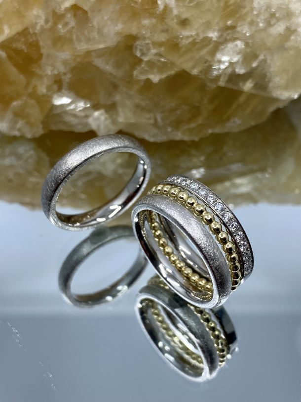Ringkombination aus Platin, Kugelring und Brillantring