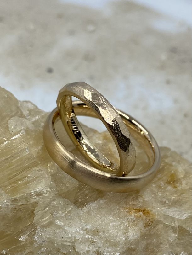 Ringpaar Gelbgold mit grober Struktur