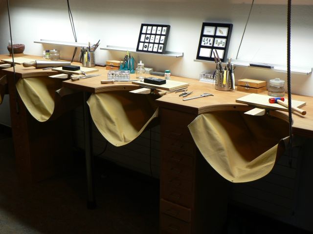 Goldschmiede bei der Arbeit