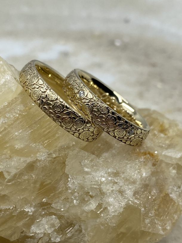 Trauringe mit Lasergravur Rosen